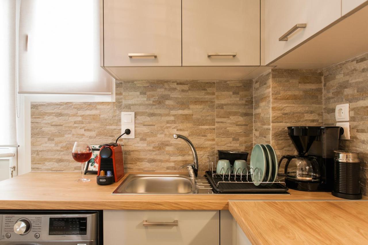 Lovely Renovated Apartment Walk To Acropolis Athens Exterior photo
